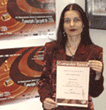 Д-р Мариела Даскалова - зам. председател на сдружение Зачатие  с почетната грамота от форума Компютърно пространство 2004